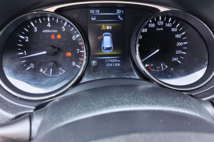 Used Nissan X-Trail 2014 2.5L CVT Luxury Edition 4WD Odometer Close Up