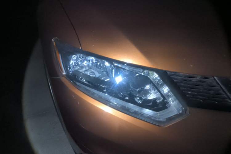 Used Nissan X-Trail 2014 2.5L CVT Luxury Edition 4WD Right Front Headlight