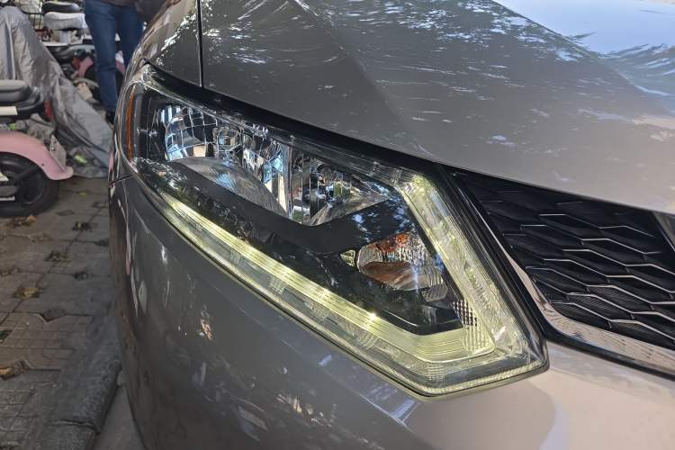 Used Nissan X-Trail 2014 2.5L CVT Leading Edition 4WD Right Front Headlight