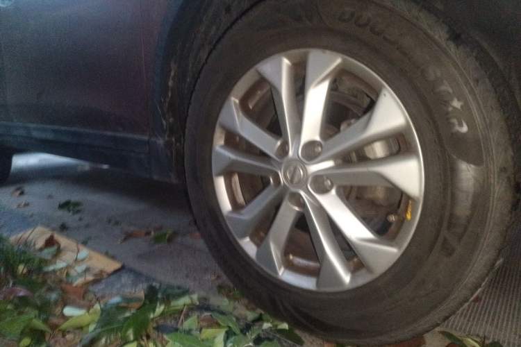 Used Nissan X-Trail 2014 2.5L CVT Leading Edition 4WD Right Front Wheel Hub