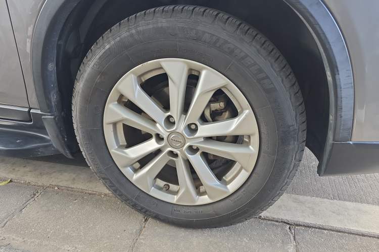 Used Nissan X-Trail 2014 2.5L CVT Leading Edition 4WD Right Front Wheel Hub