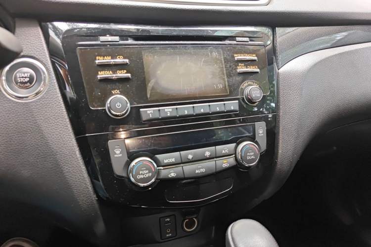Used Nissan X-Trail 2014 2.5L CVT Luxury Edition 4WD Audio And AC Panel