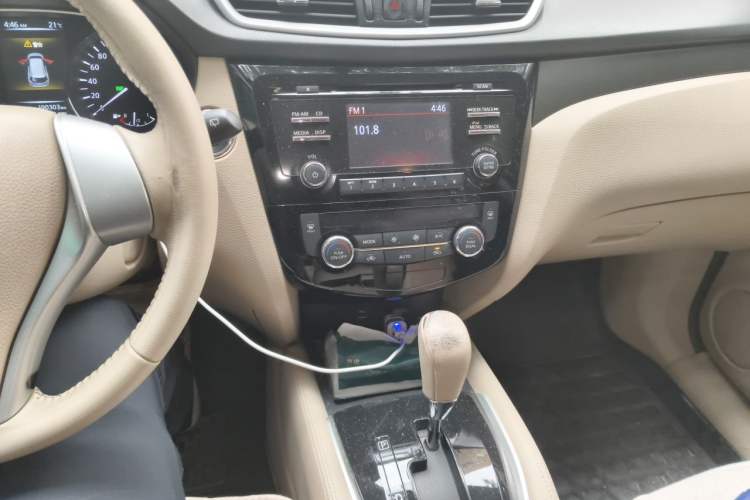 Used Nissan X-Trail 2014 2.0L CVT Comfort Edition 2WD Audio And AC Panel