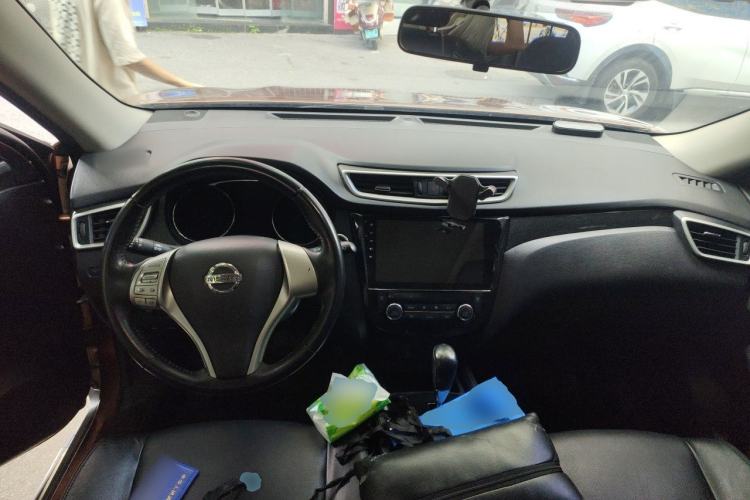 Used Nissan X-Trail 2014 2.5L CVT Luxury Edition 4WD Center Console