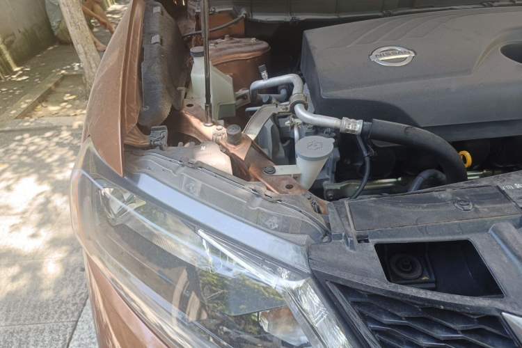 Used Nissan X-Trail 2014 2.0L CVT Comfort Edition 2WD Engine Bay Right