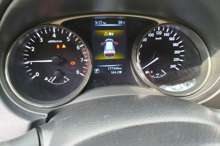 Used Nissan X-Trail 2014 2.0L CVT Smart Edition 2WD Odometer Close Up