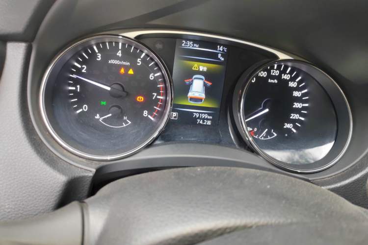 Used Nissan X-Trail 2014 2.5L CVT Luxury Edition 4WD Odometer Close Up
