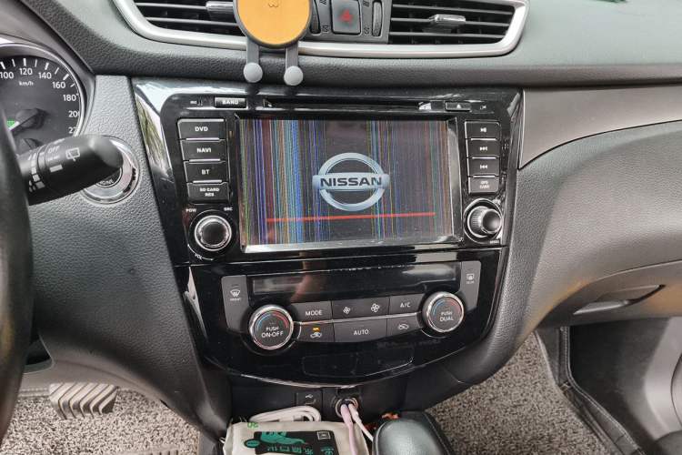 Used Nissan X-Trail 2014 2.0L CVT Comfort Edition 2WD Audio And AC Panel