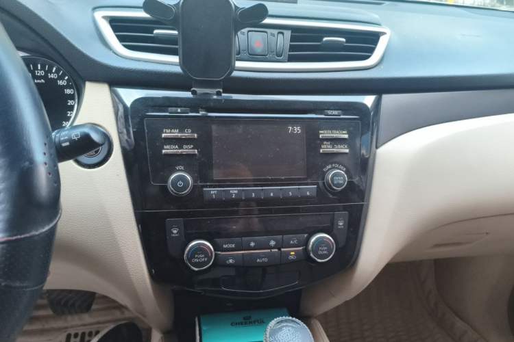 Used Nissan X-Trail 2014 2.0L CVT Comfort Edition 2WD Audio And AC Panel