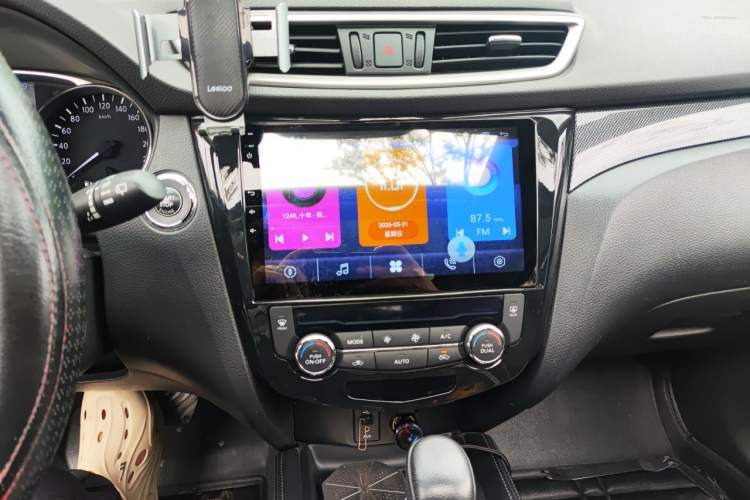 Used Nissan X-Trail 2014 2.5L CVT Luxury Edition 4WD Audio And AC Panel
