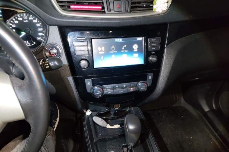 Used Nissan X-Trail 2014 2.5L CVT Luxury Edition 4WD Audio And AC Panel