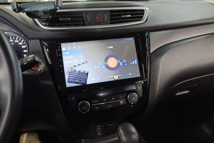 Used Nissan X-Trail 2014 2.0L CVT Comfort Edition 2WD Audio And AC Panel