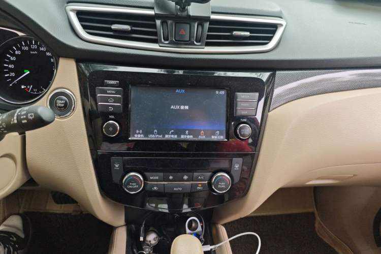 Used Nissan X-Trail 2014 2.5L CVT Luxury Edition 4WD Audio And AC Panel