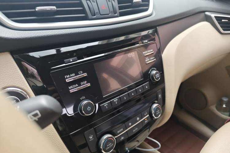 Used Nissan X-Trail 2014 2.0L CVT Comfort Edition 2WD Audio And AC Panel