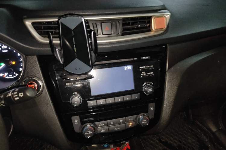 Used Nissan X-Trail 2014 2.0L CVT Comfort Edition 2WD Audio And AC Panel