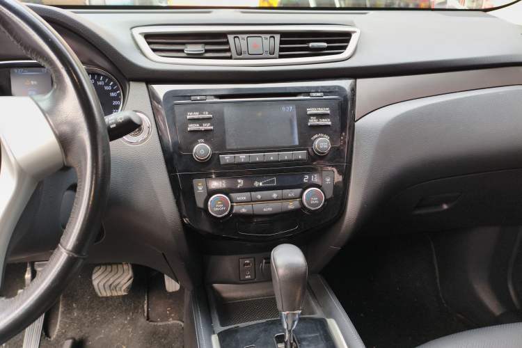 Used Nissan X-Trail 2014 2.0L CVT Comfort Edition 2WD Audio And AC Panel