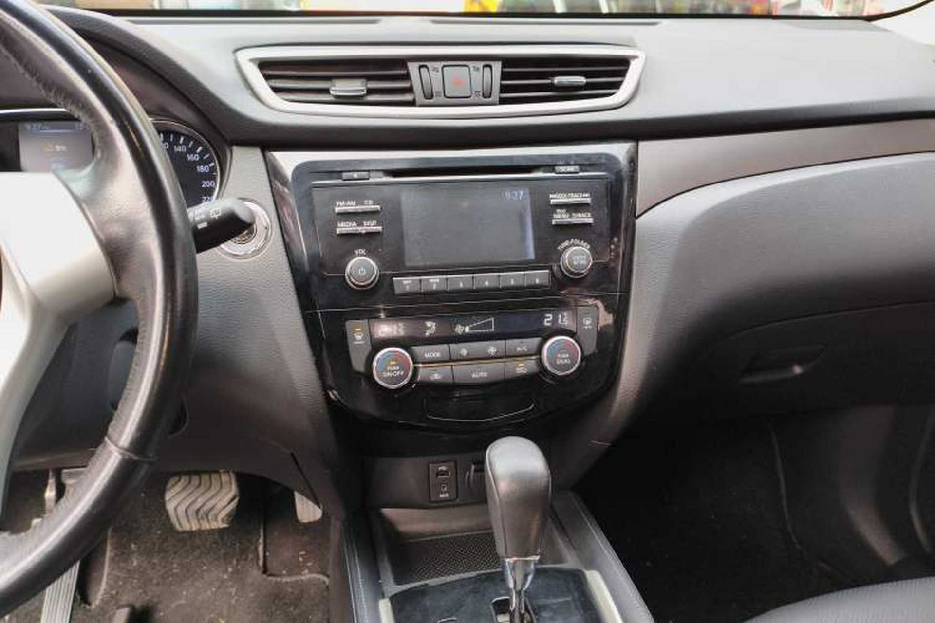 Used Nissan X-Trail 2014 2.0L CVT Comfort Edition 2WD Audio And AC Panel