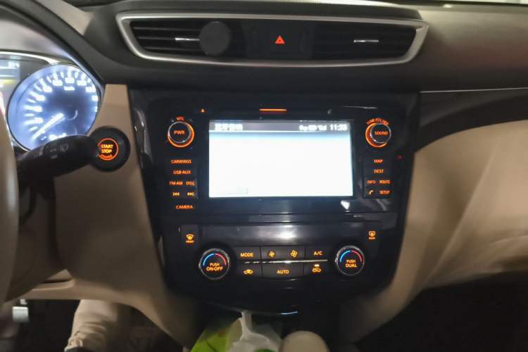 Used Nissan X-Trail 2014 2.5L CVT Ultimate Edition 4WD Audio And AC Panel