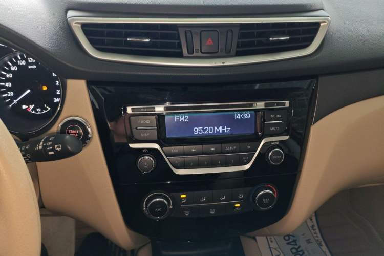 Used Nissan X-Trail 2014 2.0L CVT Fashion Edition 2WD Audio And AC Panel