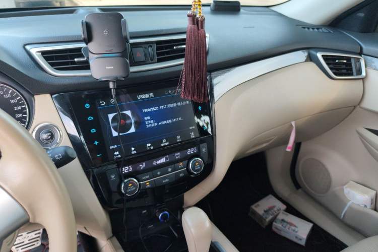 Used Nissan X-Trail 2014 2.5L CVT Luxury Edition 4WD Audio And AC Panel