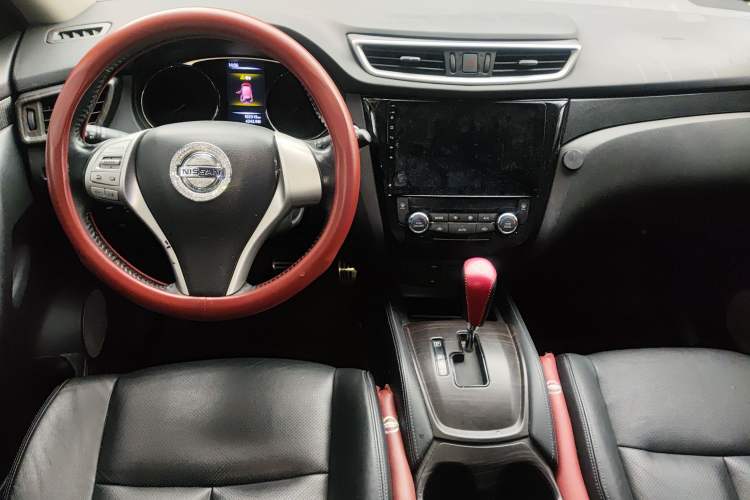 Used Nissan X-Trail 2014 2.5L CVT Luxury Edition 4WD Center Console