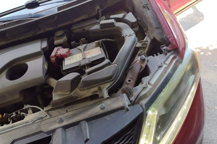 Used Nissan X-Trail 2014 2.0L CVT Fashion Edition 2WD Engine Bay Left