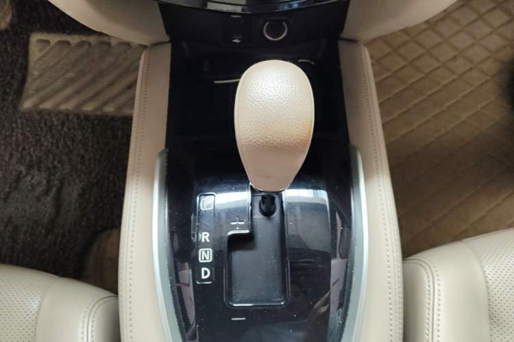 Used Nissan X-Trail 2014 2.5L CVT Luxury Edition 4WD Gear Lever