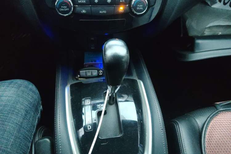 Used Nissan X-Trail 2014 2.5L CVT Leading Edition 4WD Gear Lever