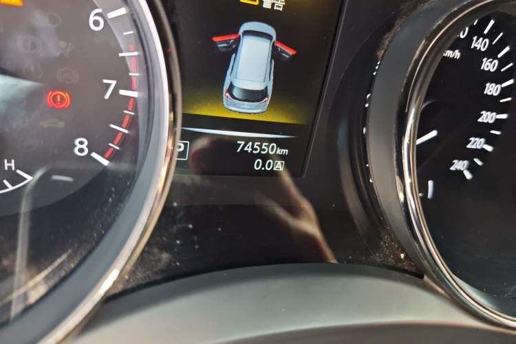 Used Nissan X-Trail 2014 2.5L CVT Luxury Edition 4WD Odometer Close Up