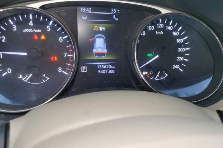 Used Nissan X-Trail 2014 2.5L CVT Ultimate Edition 4WD Odometer Close Up