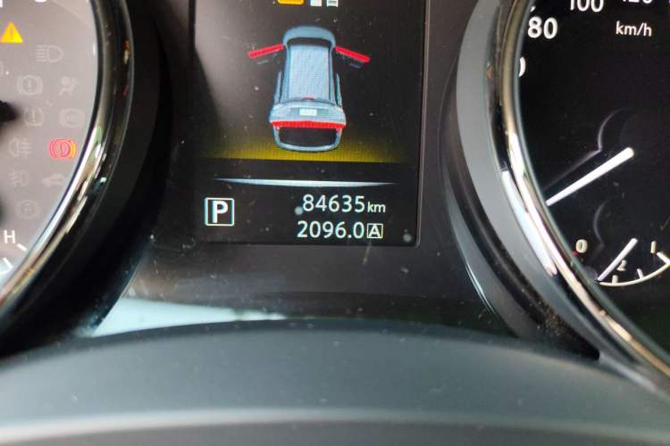 Used Nissan X-Trail 2014 2.5L CVT Luxury Edition 4WD Odometer Close Up