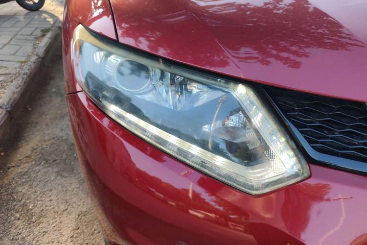 Used Nissan X-Trail 2014 2.5L CVT Luxury Edition 4WD Right Front Headlight