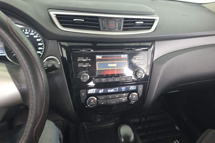 Used Nissan X-Trail 2014 2.0L CVT Comfort Edition 2WD Audio And AC Panel