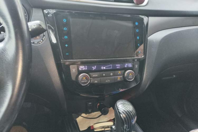 Used Nissan X-Trail 2014 2.0L CVT Comfort Edition 2WD Audio And AC Panel
