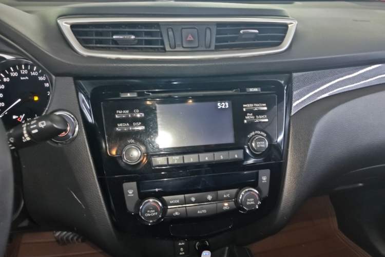 Used Nissan X-Trail 2014 2.5L CVT Luxury Edition 4WD Audio And AC Panel