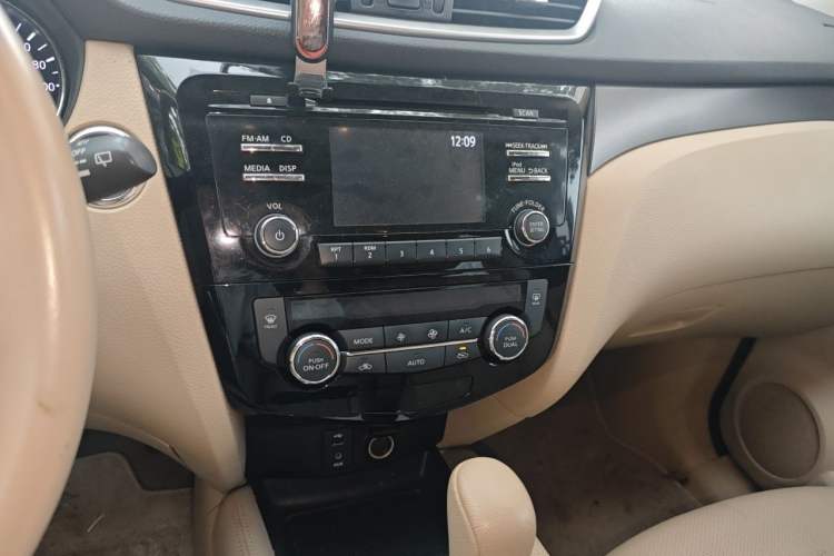 Used Nissan X-Trail 2014 2.0L CVT Comfort Edition 2WD Audio And AC Panel