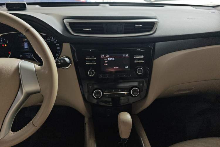 Used Nissan X-Trail 2014 2.0L CVT Comfort Edition 2WD Audio And AC Panel