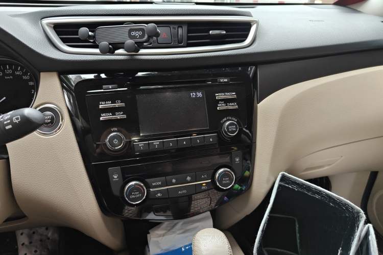 Used Nissan X-Trail 2014 2.0L CVT Comfort Edition 2WD Audio And AC Panel
