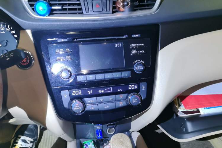 Used Nissan X-Trail 2014 2.0L CVT Comfort Edition 2WD Audio And AC Panel