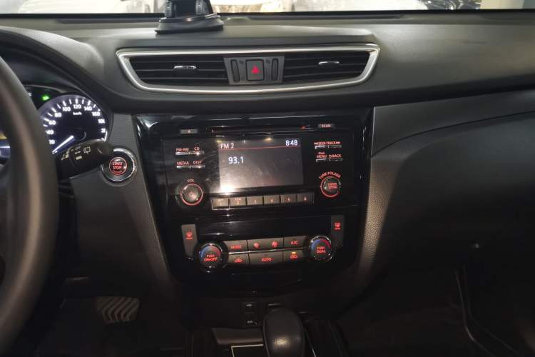 Used Nissan X-Trail 2014 2.0L CVT Comfort Edition 2WD Audio And AC Panel