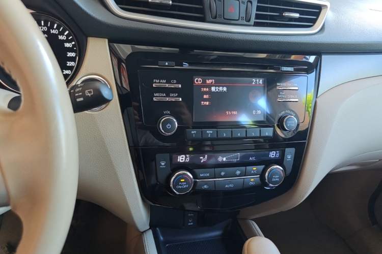 Used Nissan X-Trail 2014 2.0L CVT Comfort Edition 2WD Audio And AC Panel