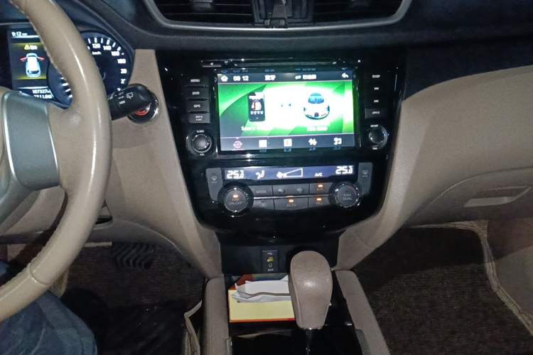 Used Nissan X-Trail 2014 2.0L CVT Comfort Edition 2WD Audio And AC Panel