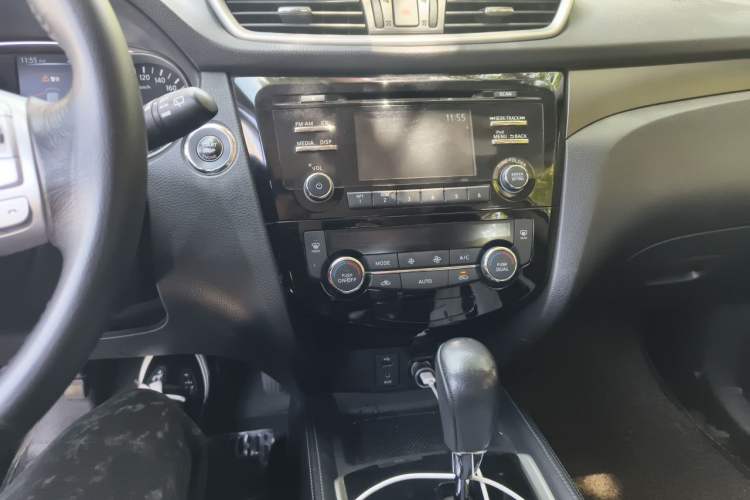 Used Nissan X-Trail 2014 2.0L CVT Comfort Edition 2WD Audio And AC Panel