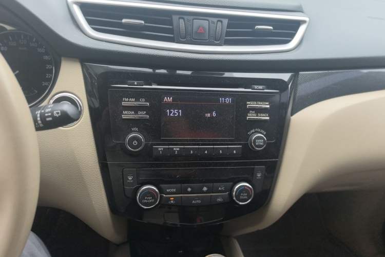 Used Nissan X-Trail 2014 2.5L CVT Leading Edition 4WD Audio And AC Panel