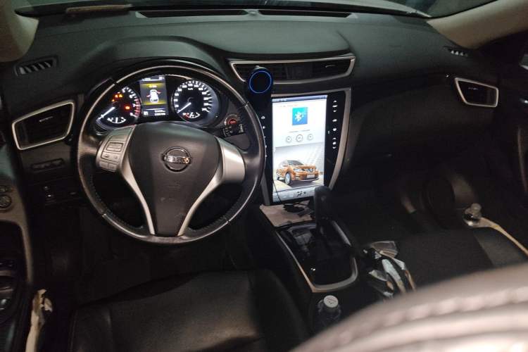 Used Nissan X-Trail 2014 2.5L CVT Leading Edition 4WD Center Console