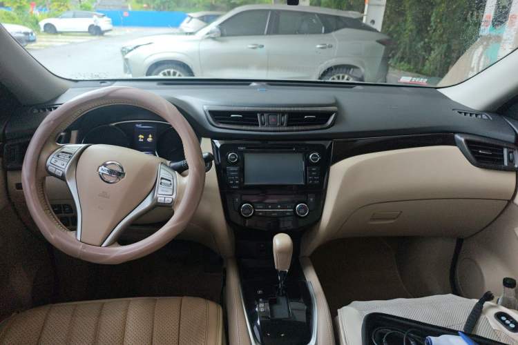 Used Nissan X-Trail 2014 2.5L CVT Ultimate Edition 4WD Center Console