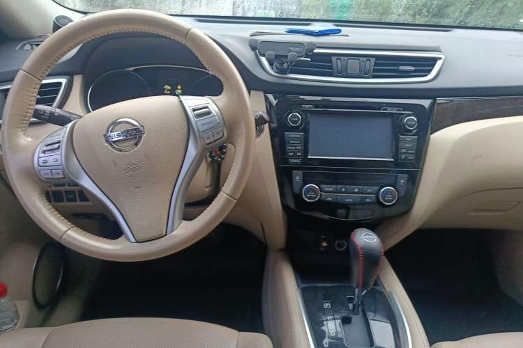 Used Nissan X-Trail 2014 2.5L CVT Ultimate Edition 4WD Center Console