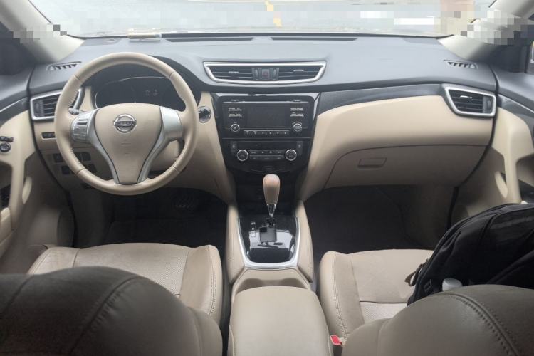 Used Nissan X-Trail 2014 2.5L CVT Leading Edition 4WD Center Console