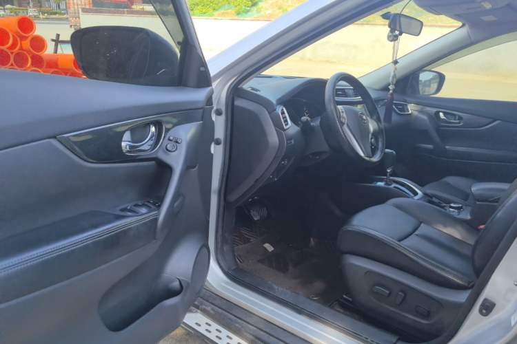 Used Nissan X-Trail 2014 2.5L CVT Luxury Edition 4WD Driver Seat