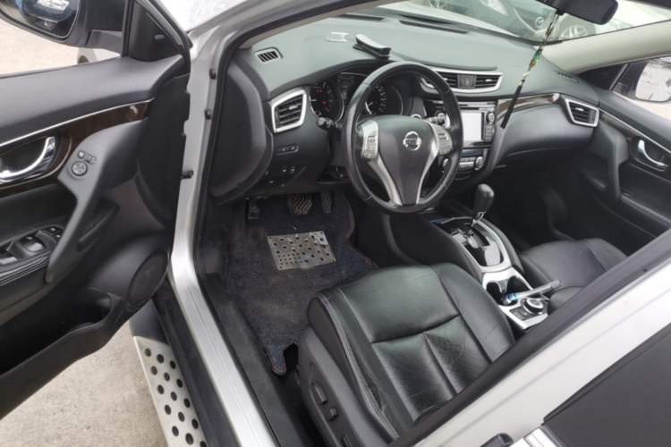 Used Nissan X-Trail 2014 2.5L CVT Luxury Edition 4WD Driver Seat
